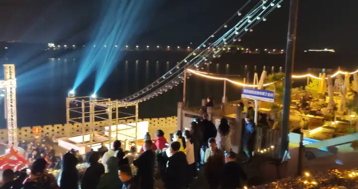 夜幕下的重庆合川江边，灯光璀璨，热闹非凡！