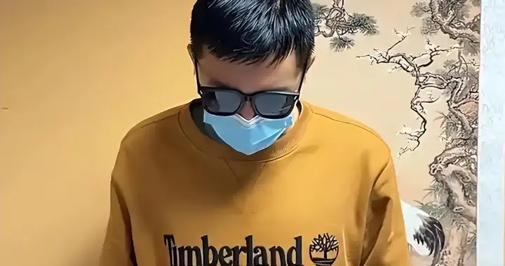 南京籍历史留学生莫大披旭日旗！同胞怒斥，校方：遣返，开除在即