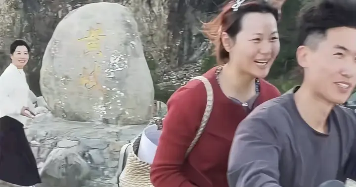 海军骑机车载女孩兜风，许妈说不要想太多，海军妈妈农场就她一人