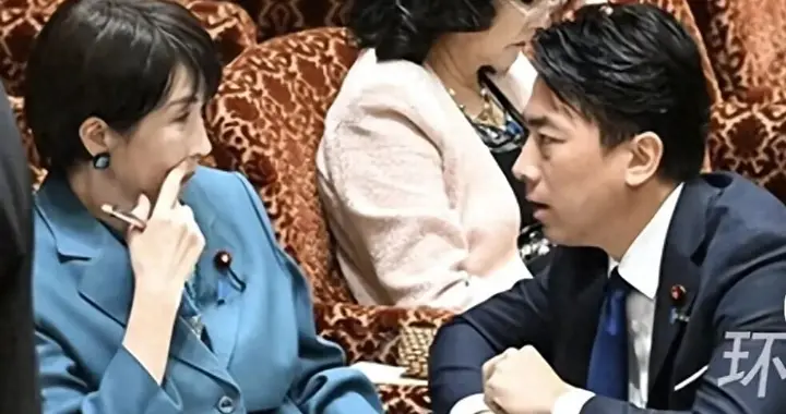 小泉进次郎单膝跪地求救？日本国会乱成一锅粥！