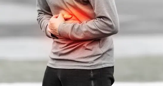 遇到这4种症状，肝癌已经离你很近了，再不戒酒只剩后悔了。