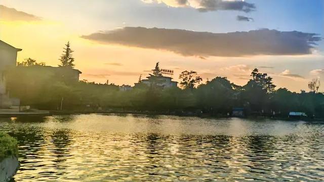 雾里从容漫步的人：云南的好风景！  家人