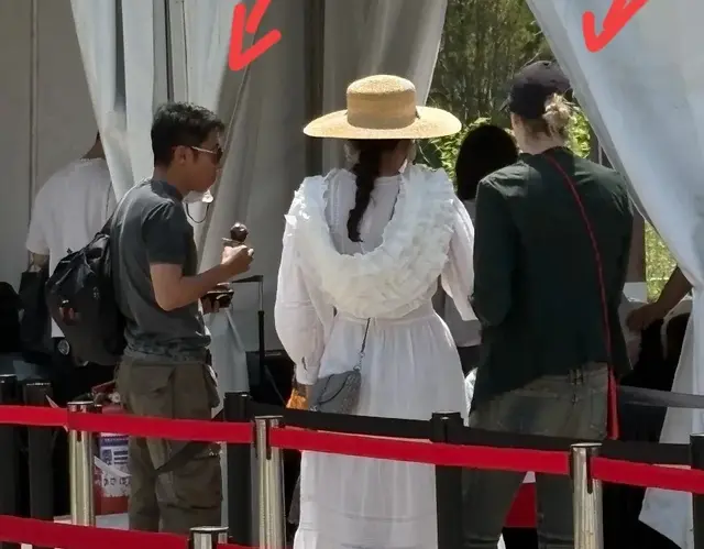 撒贝宁一家北京看赛车，双胞胎穿红衣软萌可爱，李白高瘦气质出众