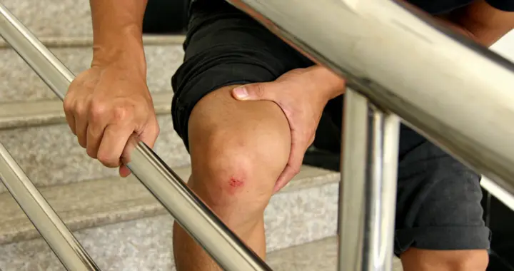 为什么上下楼越来越费劲？不是腿没劲了，骨关节炎常有3种表现