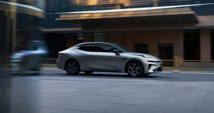 有为青年的成长伙伴，全新领克07 EM-P陪哈妮克孜成功晋级赛车手