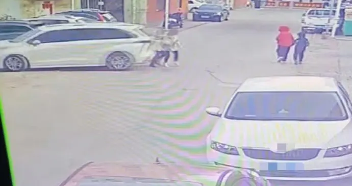 监控曝光！内蒙古女法官倒车突然加速，2人惨死车底