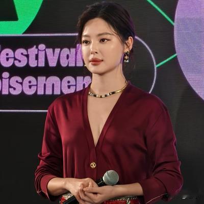 感恩陪伴6V3S：被辛芷蕾这身香奈儿新造