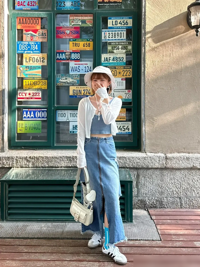 显瘦又舒适！半身裙配德训鞋，穿出春日松弛感