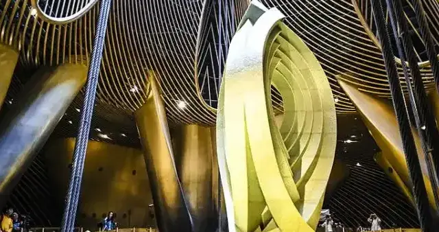 台风来袭，632米中国第一高楼镇楼神器大幅摆动