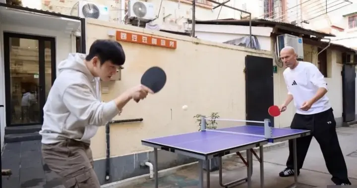 前皇马球员齐达内晒出近日和樊振东在上海打乒乓球照片，梦幻联动