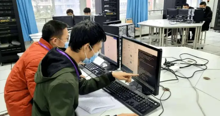 儿子是学计算机的他姑姑电脑坏了，我让他给帮忙看看他居然还生气