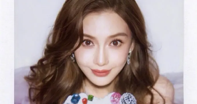 紫瞳滤镜碎一地：杨颖37岁生日秀，修图越精美，底色越凄凉