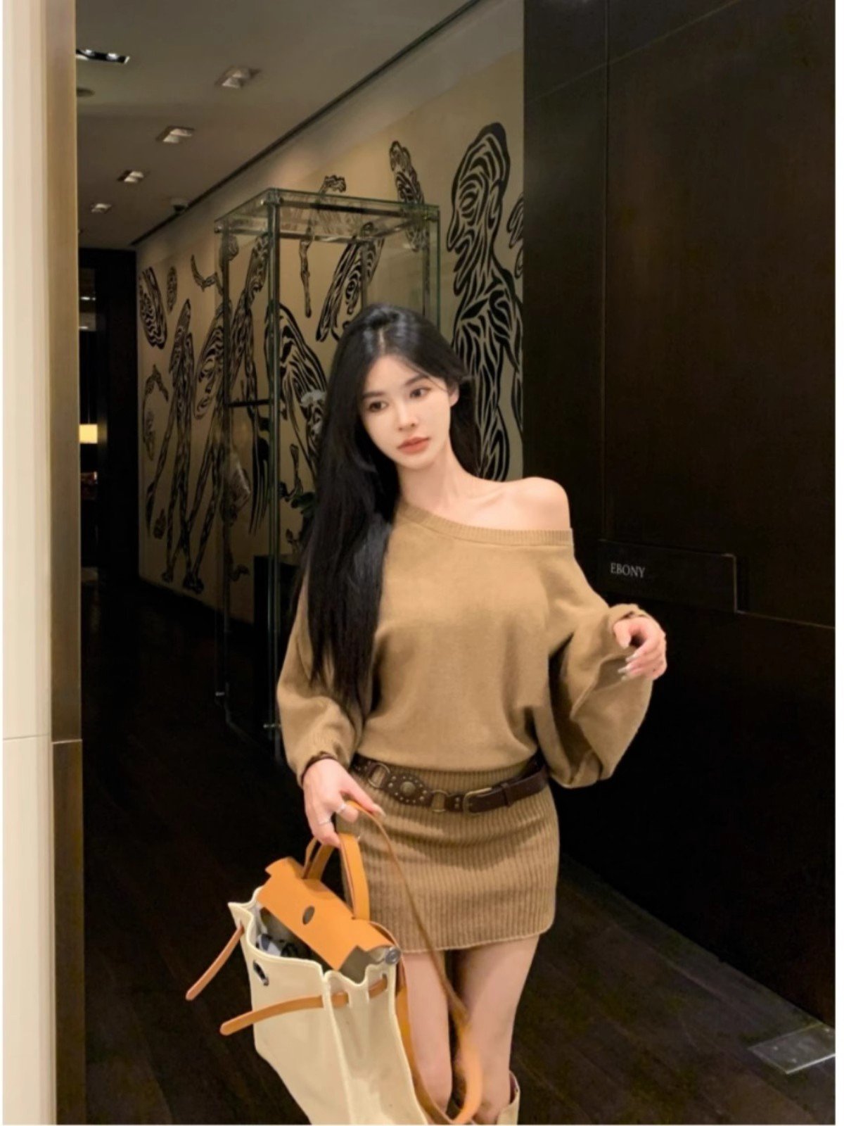 卡其色斜肩针织毛衣连衣裙女秋冬慵懒风