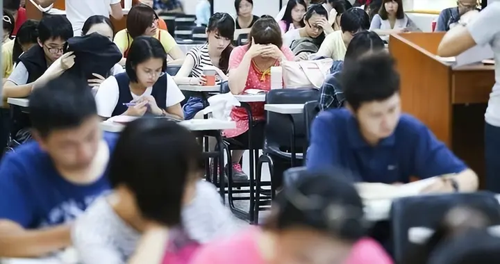 十年少10万人报考！台湾铁饭碗，如今没人考还留不住，惨状曝光