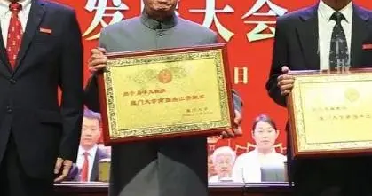 易中天获奖为什么反被许多人批评？