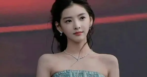 章若楠完全是按照人类的视觉爽点在长的。