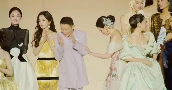 VOGUE盛典好抓马！刘亦菲压轴出场，大合影杨幂扭头表情尴尬