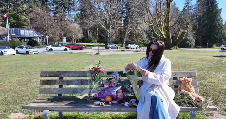 王祖贤悼念张国荣！穿白色风衣坐公园长椅上美翻，称记忆都在心中