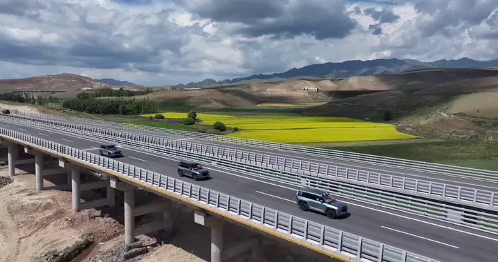 从仰望天山到仰望穿山：G577精伊公路上的中国力量