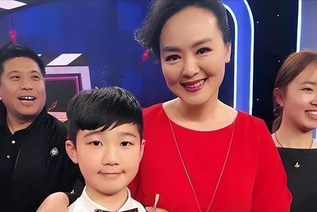 主持人孙小梅现状：59岁发福认不出，气质优雅，和海归丈夫很恩爱