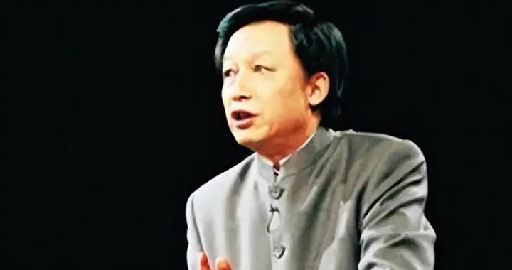 写“色情教材”、歪曲历史？如今79岁易中天，却让人“刮目相看”