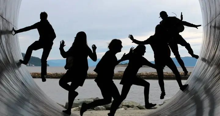 湖南男子赴宴，遭老同学轮流敬酒陷害，差点倾家荡产