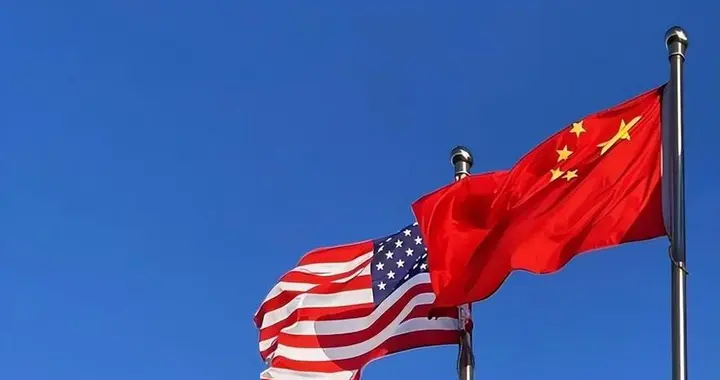 中美同步赴俄参会，普京夸完中，4字定义与美关系，打了措手不及