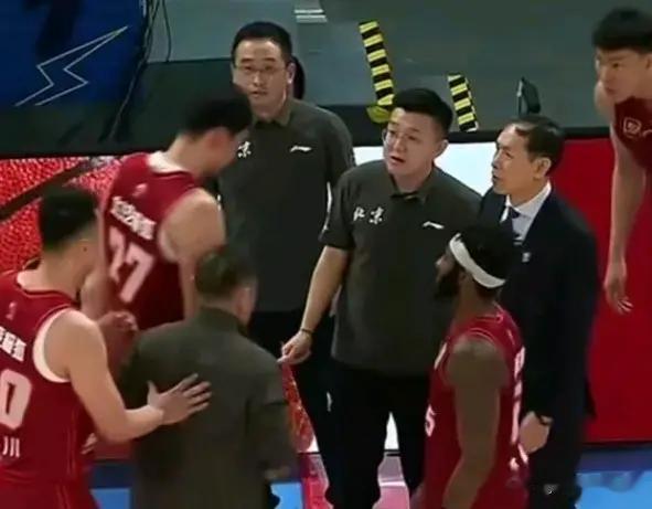 周琦眼角膜受伤下场北京北汽暴露了多少问题