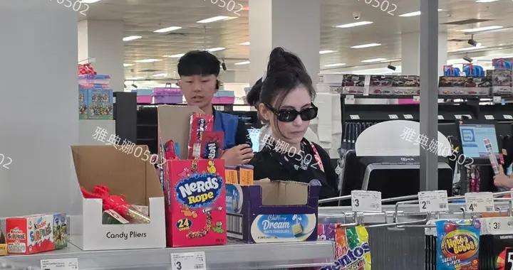 悉尼超市偶遇张柏芝，本人很瘦脸很小特别年轻，素颜也超级漂亮!