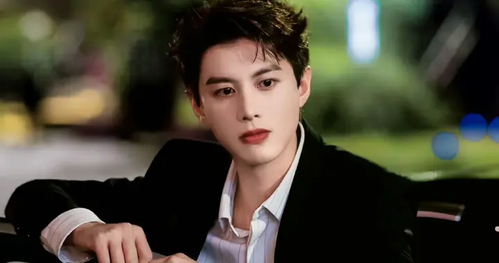 发没发现 有些短剧演员一戴上眼镜就变斯文好看了