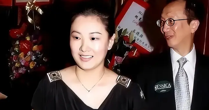 恩爱23年敌不过现实，73岁梁锦松衰老憔悴，47岁伏明霞仍貌美如花