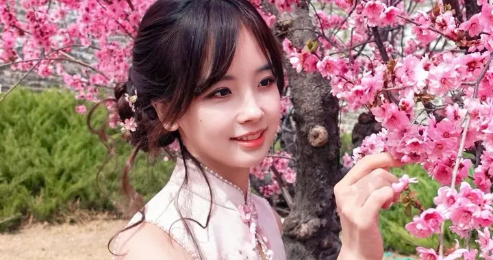 王冰冰穿粉色新中式裙子赏花，人比花更娇艳！