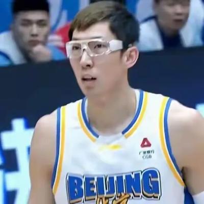 嘉瑞728：稳坐现排名第一的上海男篮，踢