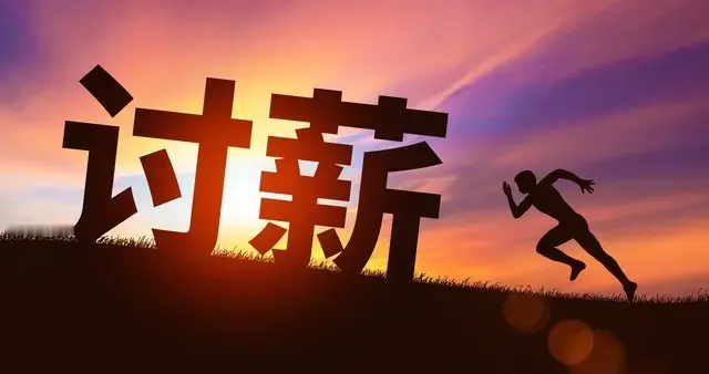 香港一工厦上有工人危站天台讨薪!网友:讲好香港故事给台湾同胞听