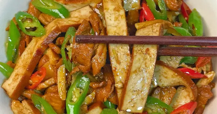 香干炒肉香干吸饱肉汁后豆香浓郁，肉片嫩滑入味，配米饭特别开胃