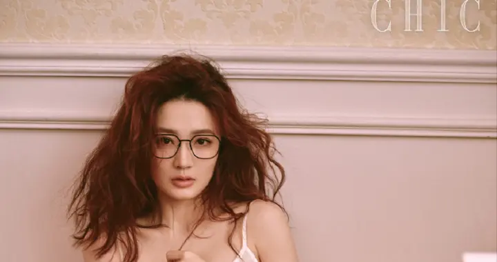 徐璐4月份封面写真，美腿玉足真撩人，身材一级棒