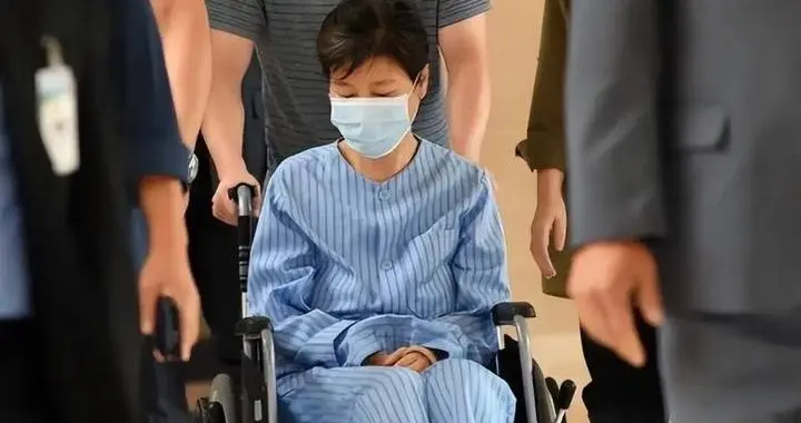 朴槿惠自传曝出内情，坐牢时7 名狱警轮岗盯守，经常挨饿深夜冻醒