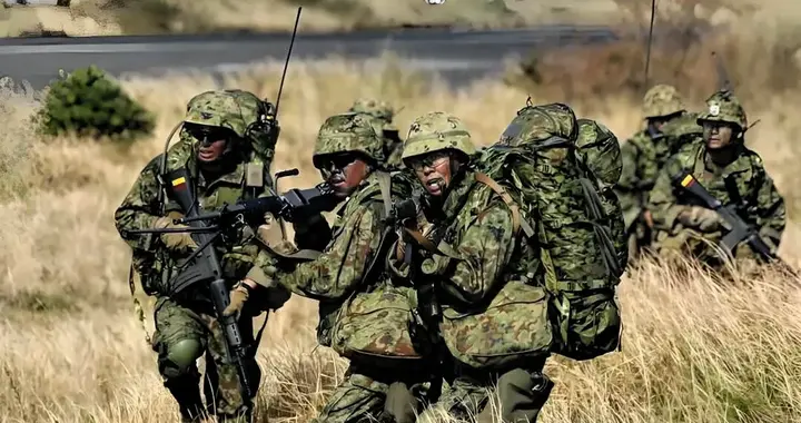 日本进入“战前回归”状态，全世界爱好和平的人们必须高度警惕。