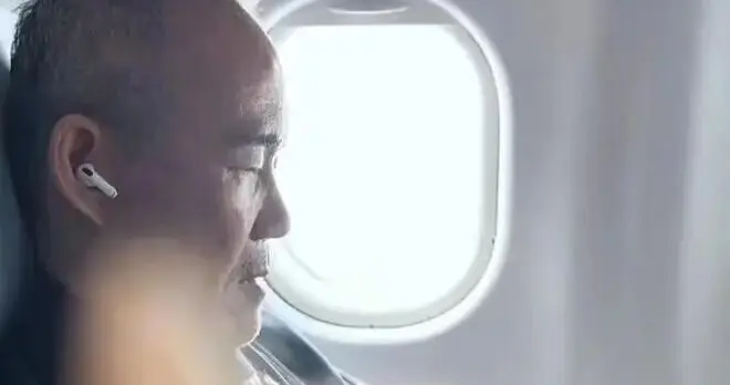 王石好累令人心疼！婚变风波后独自现身飞机，一脸疲惫沧桑！