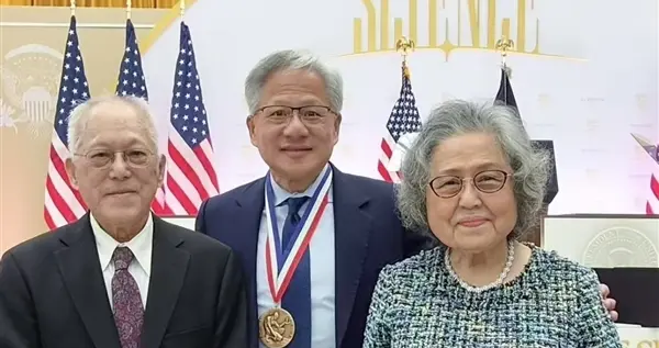 黄仁勋获颁国家科学奖章 老爸老妈到场见证 三人合影留念