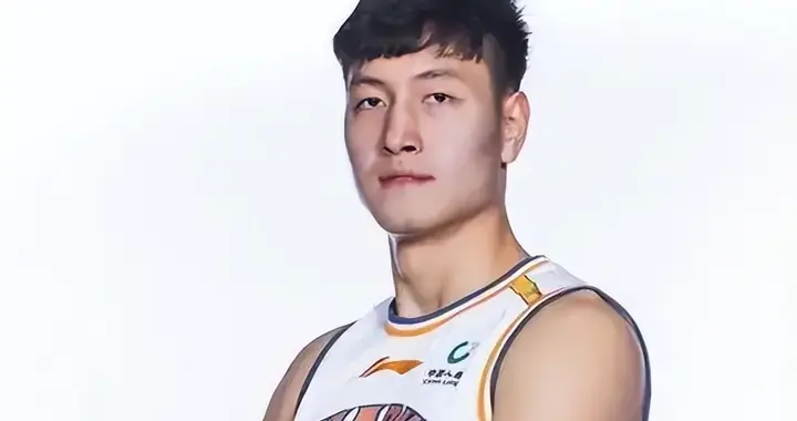 抵达广东，区俊炫签约，加盟豪门，1年合同，此前CBA状元出道