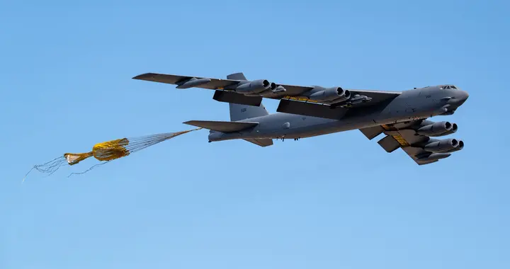 美军上演惊险场面，B52轰炸机意外弹出巨伞，拽着差点失速