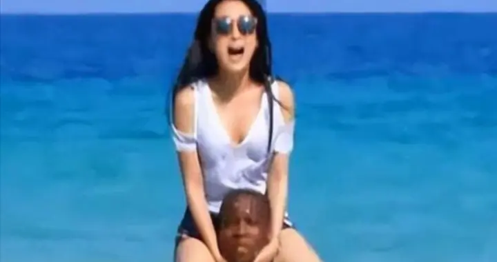 被黑人驮在肩上，和孔令辉同居11年的马苏，现如今依旧孑然一身