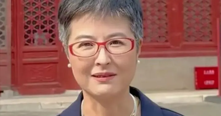 她曾是央视一枝花，低调嫁大18岁李铁为妻，如今53岁已满头白发