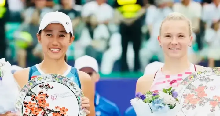 祝贺!张帅搭档西尼亚科娃拿下新赛季首冠！