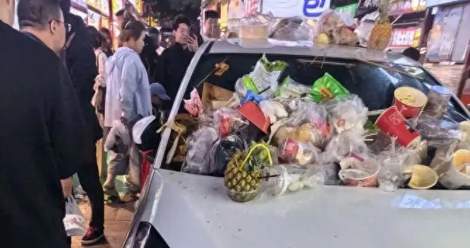 正定夜市车辆被扔垃圾后续：夜市回应，目击者发声，是一男子带头