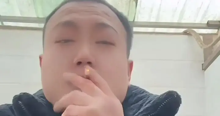 河南摊主张少然去世，年仅35岁，遗孀透露原因，疑长期吸烟导致