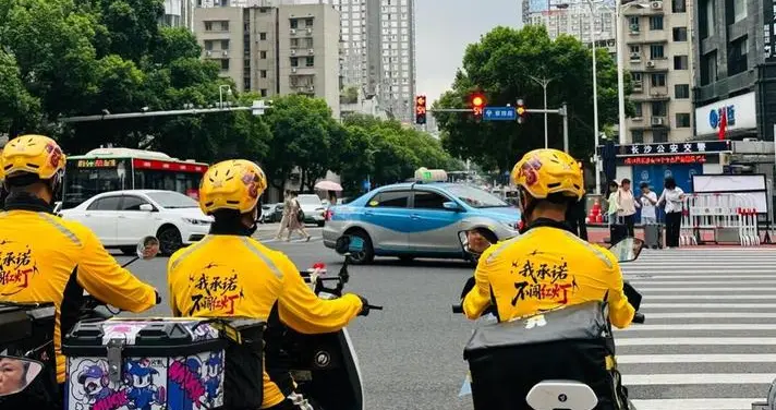 外卖行业十几年规则大变，等红灯配送计时暂停，守规骑手不再吃亏