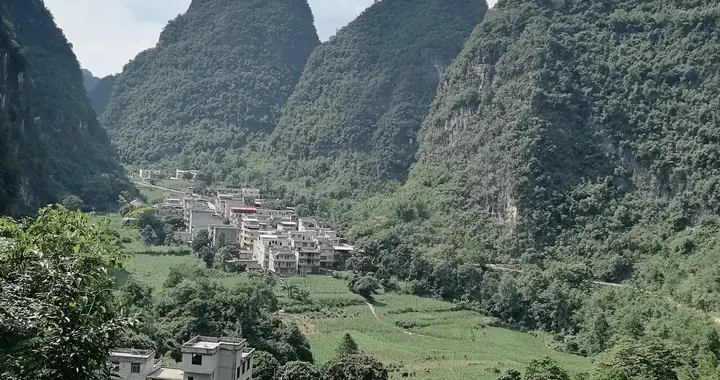 广西南宁市隆安县与崇左市天等县交界的小山村，有街道却没有赶集