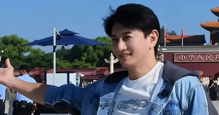 纯爷们！吴奇隆举国旗遭台湾取消开球，转身又在大陆干了件漂亮事